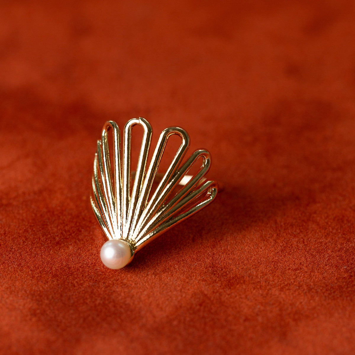 Deco Fan Pearl Ring Flatlay Model