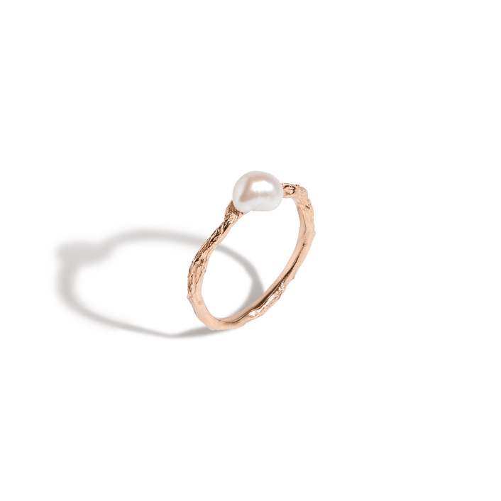 AURATE X KERRY: Venus Organic Pearl Gold Ring